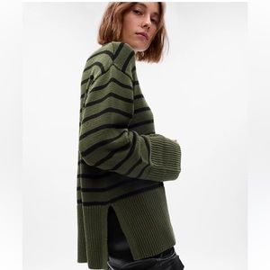 Gap 24/7 Split-Hem Crewneck Sweater